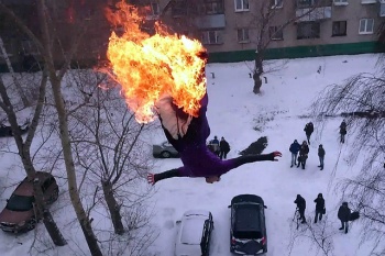 В Барнауле экстремал поджёг себя и прыгнул пятиэтажки