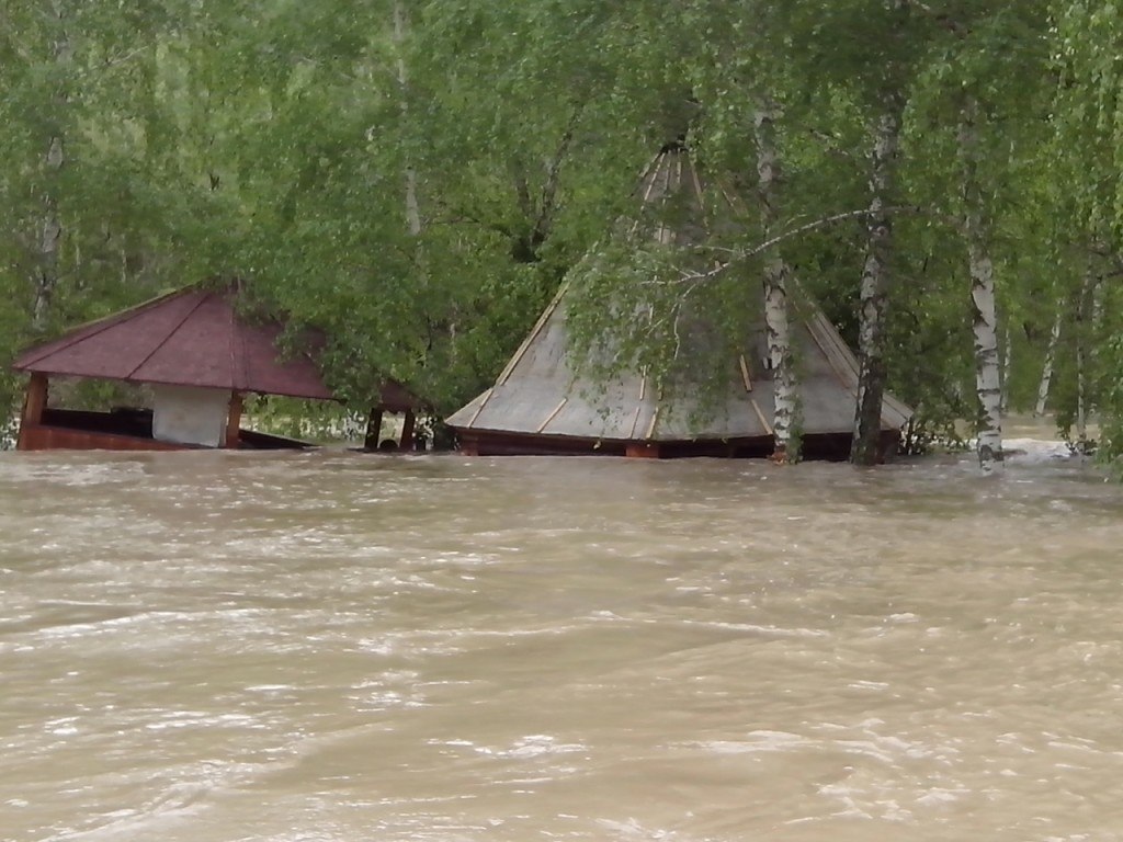 Паводок на алтае 2024 года. Наводнение 2014 горный Алтай. Алтай Чемал паводок. Наводнение 2014 горный Алтай ГЭС. Река Катунь наводнение 2014.