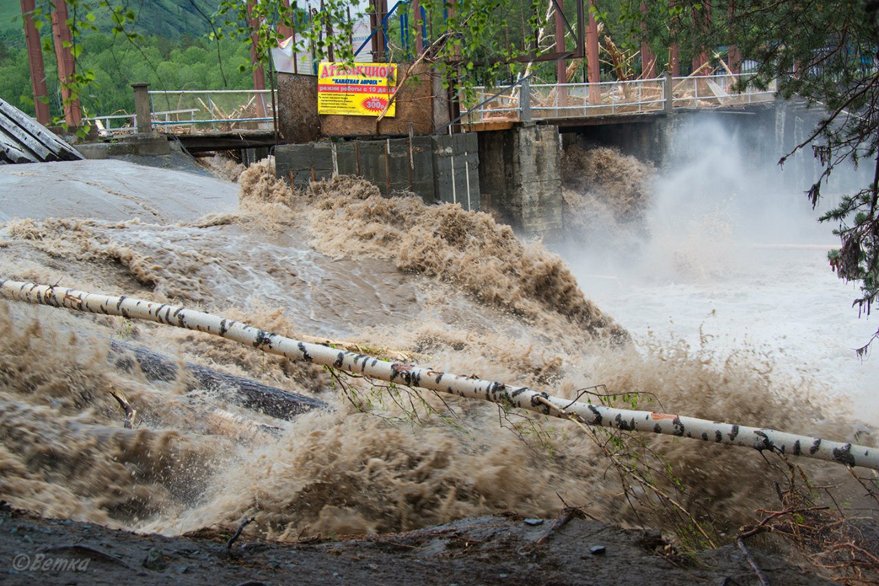 Плотина во время паводков пропускает. Чемальская ГЭС потоп. Чемальская ГЭС наводнение 2014. Наводнение на Алтае 2014. Наводнение Алтай 2014 Чемал.