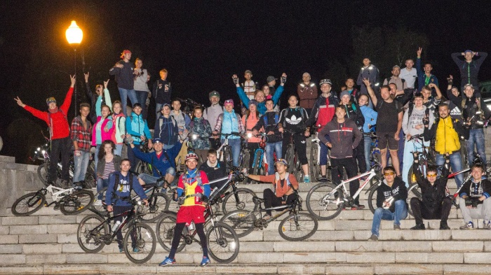 Велоночь в Барнауле собрала больше сотни любителей кататься под звездами