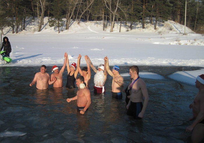 Барнаульские моржи встретили Новый год в проруби