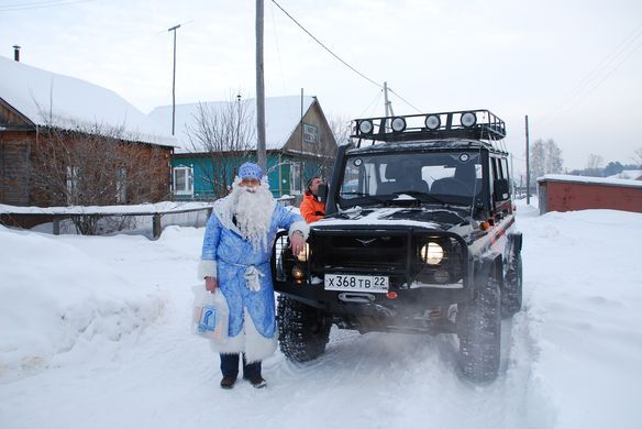 Алтайские автогонщики поздравили детей из неблагополучных семей c Новым годом