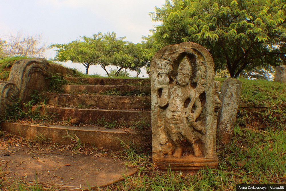 Шри-Ланка: Анурадхапура - храм Исурумуния, огромная дагоба Руанвели, Михинтале и дикие макаки