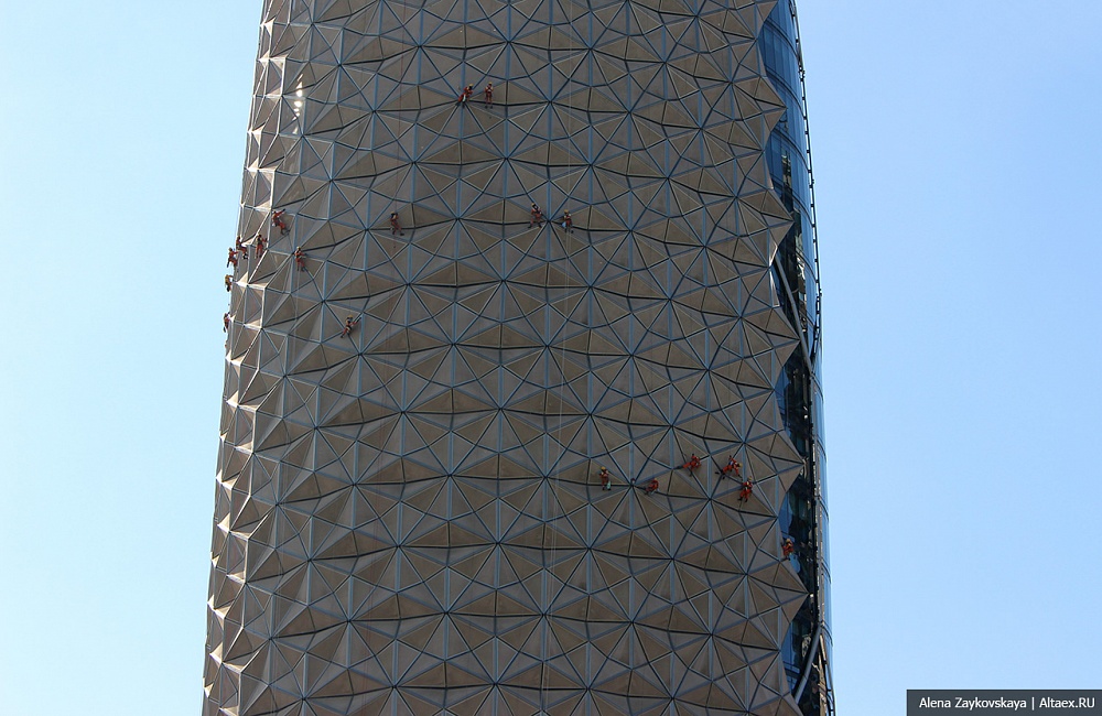 Абу Даби - город падающих небоскребов и круглых зданий