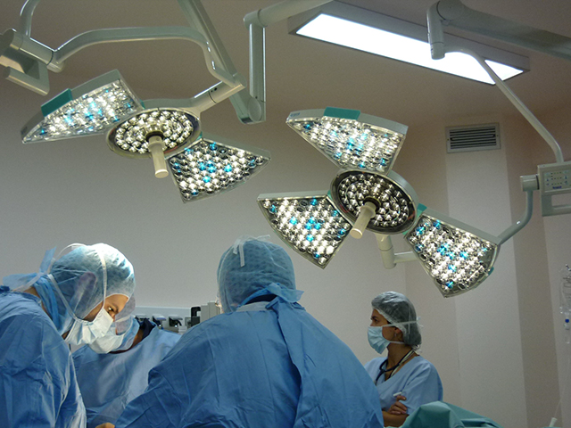 Современные хирургические светильники в операционных залах